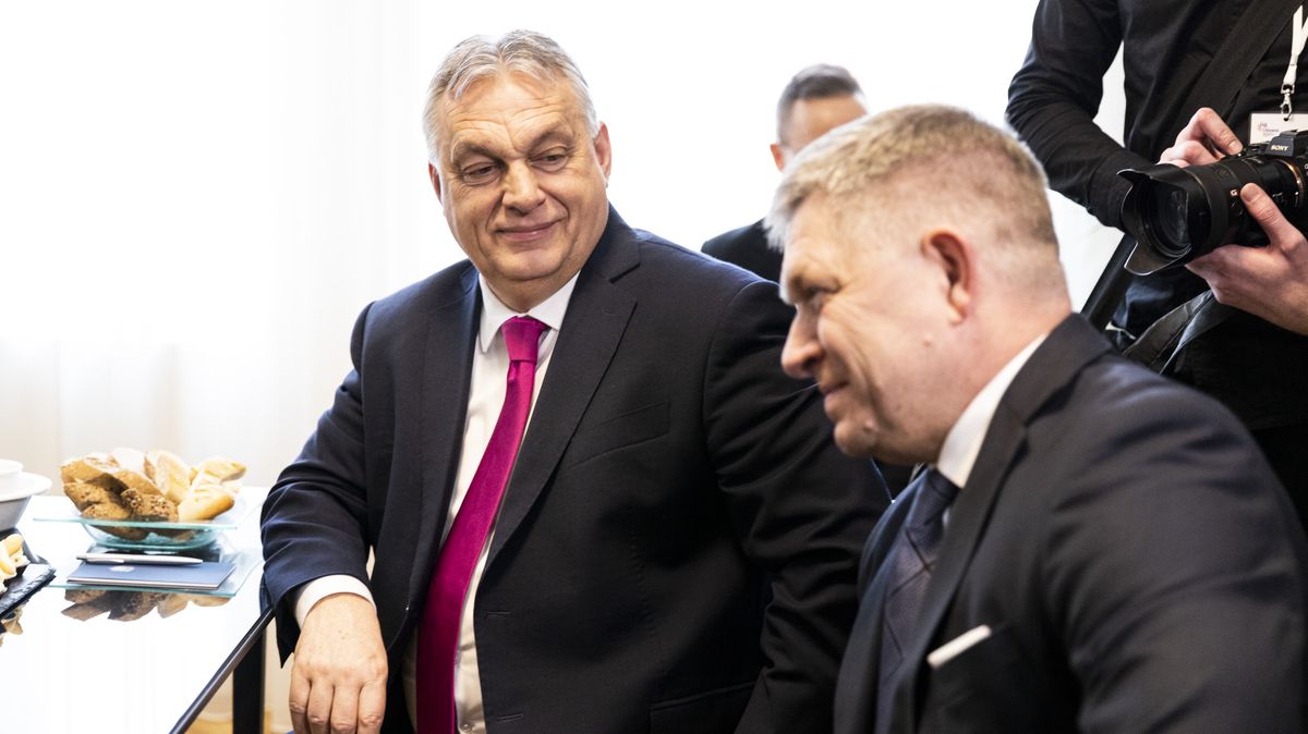 Fico a Orbán v Praze: Objetí od Klause, úsměv od Zemana, těžké chvíle s Fialou